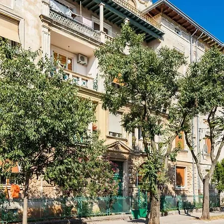 Art Nouveau Near Arena- Charming Place For Couples