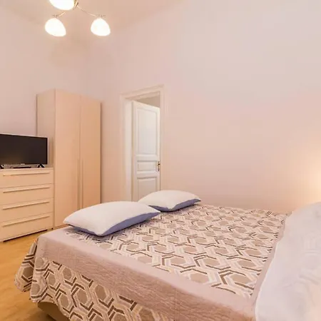 Art Nouveau Near Arena- Charming Place For Couples Apartment Pula