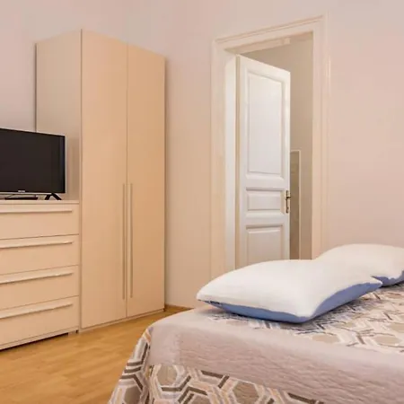 Art Nouveau Near Arena- Charming Place For Couples Apartment *